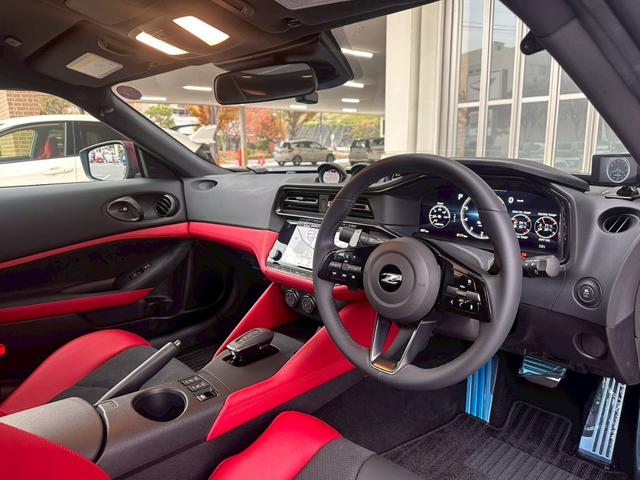 フェアレディＺ バージョンＳＴ　ＭＹ２５　９速ＡＴ　ＮＩＳＭＯマフラ　ドラレコ前後　ＯＰセキュリティ　キッキングプレート　トノカバー　ＢＯＳＥサウンド　１９インチＡＷ　シートヒータ　パワーシート　ＮＣナビ　フルセグＴＶ　バックカメラ（5枚目）