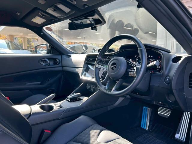 フェアレディＺ バージョンＳＴ　ＭＹ２４　９速ＡＴ　ＮＩＳＭＯマフラ　ドラレコ前後　ＯＰセキュリティ　キッキングプレート　トノカバー　ラゲッジカーペット　ＢＯＳＥサウンド　１９インチＡＷ　シートヒータ　パワーシート　ナビ　Ｂカメラ（5枚目）