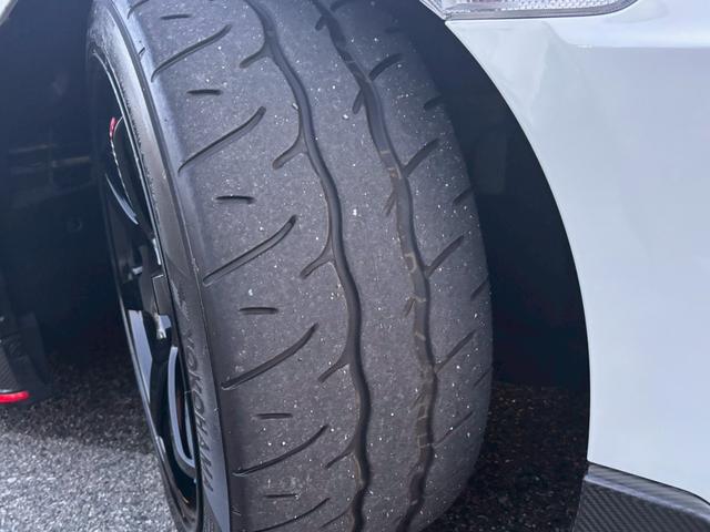 ＧＴ－Ｒ ニスモ　後期型　室内展示　ＮＩＳＭＯスポリセ　専用レカロシート　フジツボ製チタンマフラ　ＢＯＳＥサウンド　サッチャム盗難防止　アドバンネオバタイヤ　ＬＥＤヘッドライト　ＮＩＳＭＯフロアマット　カーボンウィング（28枚目）