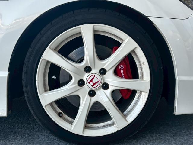 �����̃u�����{�̃L�����p�[�̓T�[�L�b�g���s���̗D�ꂽ�����𔭊����^�[���C���������Ă���܂��B