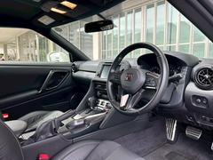 とっても視界が広くて、女性も運転しやすいお車になっております。 6