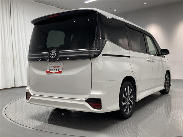 ヴォクシー Ｓ－Ｚ　ＤＶＤ再生　ミュージックプレイヤー接続可　後席モニター　バックカメラ　衝突被害軽減システム　ＥＴＣ　両側電動スライド　ＬＥＤヘッドランプ　乗車定員７人　３列シート　ワンオーナー（5枚目）