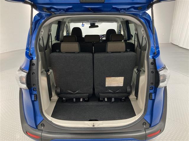 シエンタ Ｇ　フルセグ　メモリーナビ　ＤＶＤ再生　ミュージックプレイヤー接続可　バックカメラ　衝突被害軽減システム　ＥＴＣ　両側電動スライド　ウオークスルー　乗車定員７人　３列シート　ワンオーナー（8枚目）