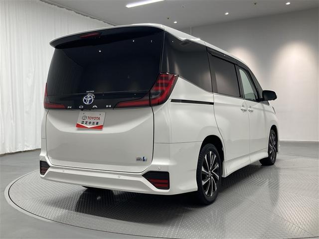 ノア ハイブリッドＳ－Ｚ　ＤＶＤ再生　ミュージックプレイヤー接続可　後席モニター　バックカメラ　衝突被害軽減システム　ＥＴＣ　両側電動スライド　ＬＥＤヘッドランプ　乗車定員７人　３列シート　ワンオーナー（6枚目）