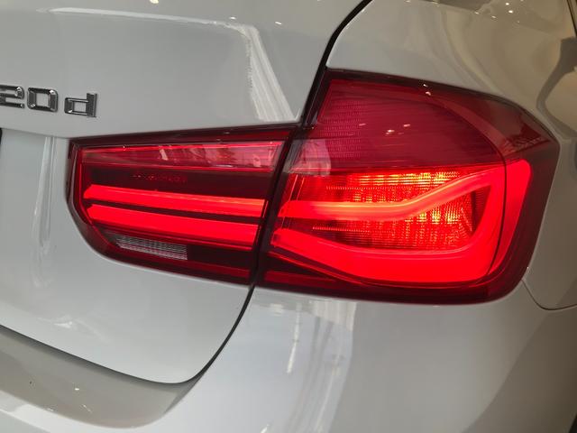 320d ワンオーナー LEDヘッドライト バックカメラ(PDC機能付き) ETC車載器 リアウインドウフィルム施工済み コンフォートアクセス アクティブクルーズコントロール メモリー機能付きパワーシート(65枚目)