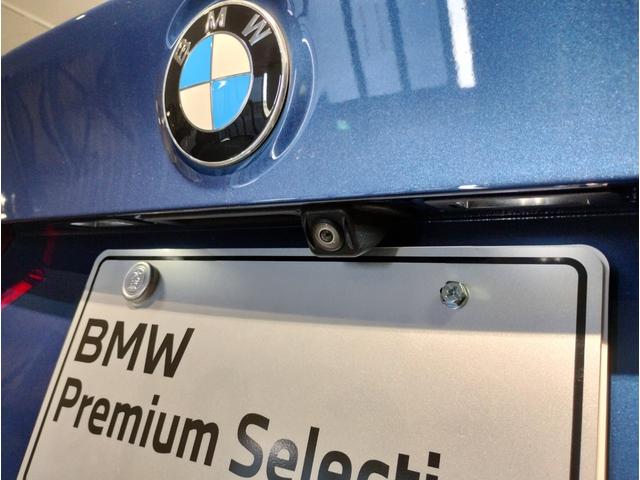 BMWのロゴがついた手持ちカバン-