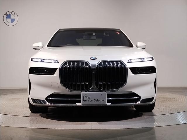 ７４０ｉ　エクセレンス　メリノレザーシート　セレクトパッケージ　スカイラウンジパノラマサンルーフ　リヤコンフォートＰＫＧ　リヤエンタテイメント　Ｂ＆Ｗサウンド　２０インチアルミホイール　ファーストＥＤ　エグゼグティブラウンジ(5枚目)