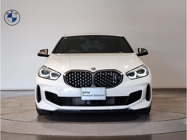 １シリーズ Ｍ１３５ｉ　ｘＤｒｉｖｅ　デビューパッケージ　アルカンターラコンビシート　アクティブクルーズコントロール　パドルシフト　Ｍシートベルト　バックカメラ　前後障害物センサー　ワイヤレス充電　アダプティブＭサス　電動リアゲート（5枚目）
