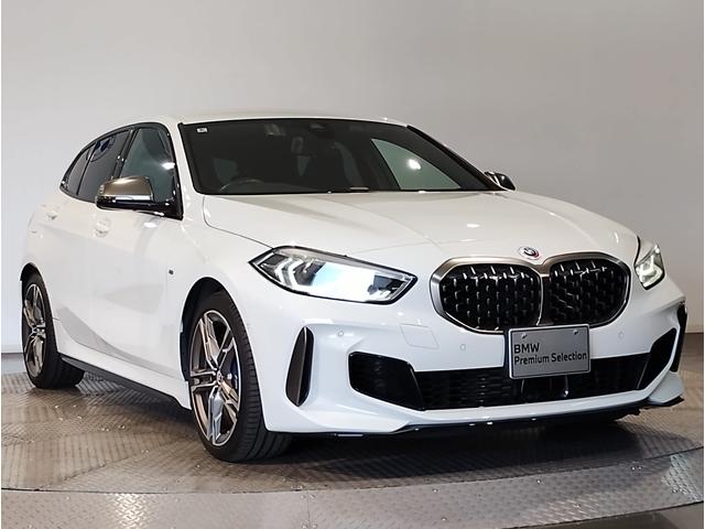 １シリーズ Ｍ１３５ｉ　ｘＤｒｉｖｅ　デビューパッケージ　アルカンターラコンビシート　アクティブクルーズコントロール　パドルシフト　Ｍシートベルト　バックカメラ　前後障害物センサー　ワイヤレス充電　アダプティブＭサス　電動リアゲート（6枚目）