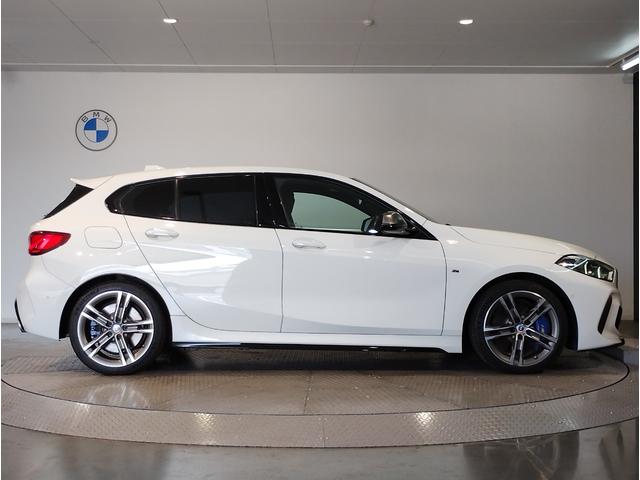 １シリーズ Ｍ１３５ｉ　ｘＤｒｉｖｅ　デビューパッケージ　アルカンターラコンビシート　アクティブクルーズコントロール　パドルシフト　Ｍシートベルト　バックカメラ　前後障害物センサー　ワイヤレス充電　アダプティブＭサス　電動リアゲート（7枚目）
