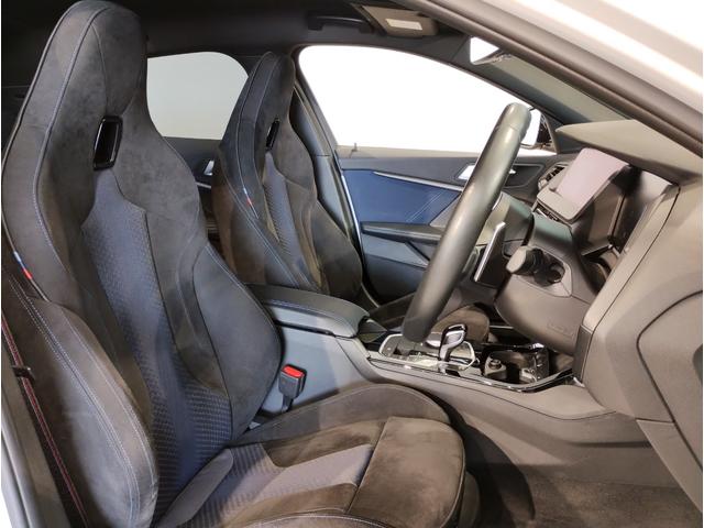 １シリーズ Ｍ１３５ｉ　ｘＤｒｉｖｅ　デビューパッケージ　アルカンターラコンビシート　アクティブクルーズコントロール　パドルシフト　Ｍシートベルト　バックカメラ　前後障害物センサー　ワイヤレス充電　アダプティブＭサス　電動リアゲート（12枚目）