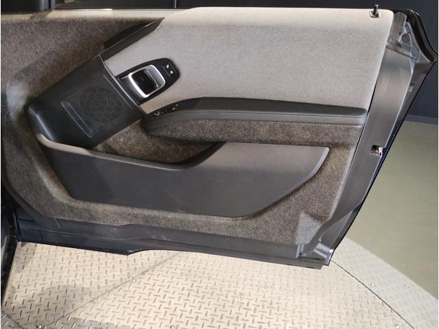 ＢＭＷはドアが分厚いです。衝突によりドアがつぶれてしまった場合にも外からいち早くドアを開けれるよう考えられています。数十秒の救出の遅れが命につながりかねない場合、こういった配慮が重要なポイントです。