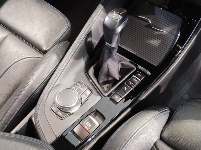 【シフト】スポーティーさを極めたなめらかなシフトチェンジが可能で、快適なクルージングからダイナミックな走りまで、さまざまな運転スタイルに適応いたします。
