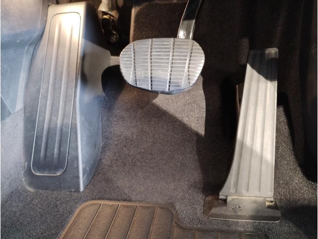 【ペダル】ＢＭＷはオルガン式アクセルペダルを採用しています。踏み込む足とペダルが同じ軌跡を描くため、かかとがずれにくく、アクセルコントロールがよりしやすくなるメリットがあります。