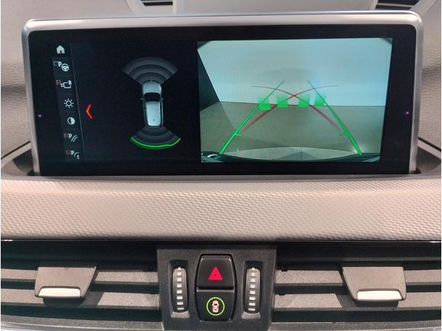 【バックカメラ】シフトをバックに入れると、モニターが出力されます。ステアリングに連動するレーンガイドの表示がありますので、駐車が苦手な方もご安心ください。