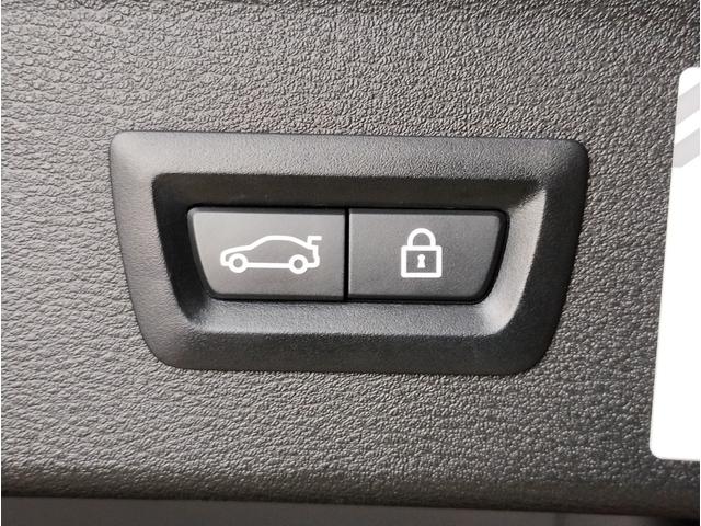 【電動テールゲート】オートマアチックトランクリッドオペレーションが装備されています。両手が塞がっている時でも、スマートキーを身につけていればハンズフリーで開閉可能です。