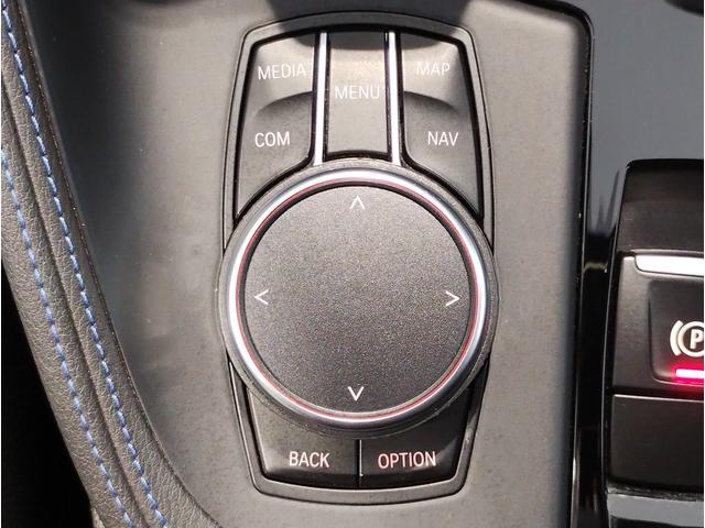 【ｉＤｒｉｖｅコントローラー】手元でナビゲーション操作を可能にすることにより、ドライビングの姿勢を崩したり、目線を大きくそらすことなく安全な運転が可能です。