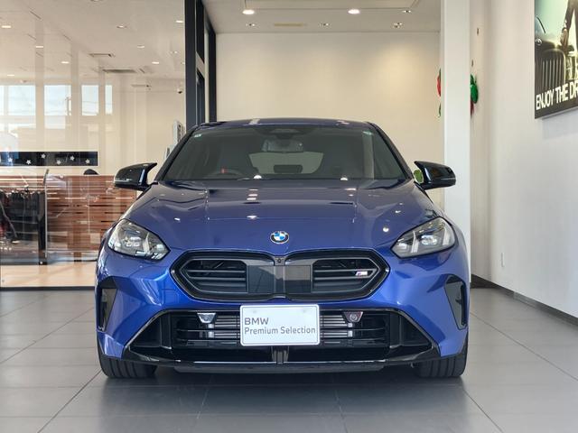 1シリーズ M135 xDrive 弊社元デモカーアルカンタラ/ヴェガンザコンビネーション ハーマンカードンスピーカー 19インチアルミホイール 電動リアゲート Mステッチシートベルト アクティブクルーズコントロール(5枚目)