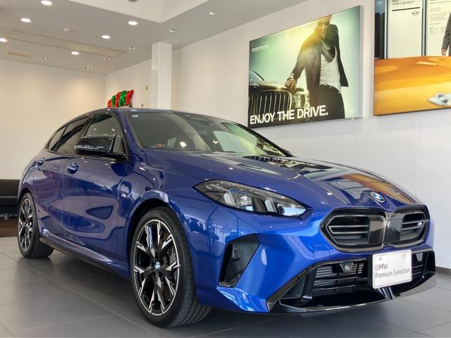 1シリーズ M135 xDrive 弊社元デモカーアルカンタラ/ヴェガンザコンビネーション ハーマンカードンスピーカー 19インチアルミホイール 電動リアゲート Mステッチシートベルト アクティブクルーズコントロール(6枚目)