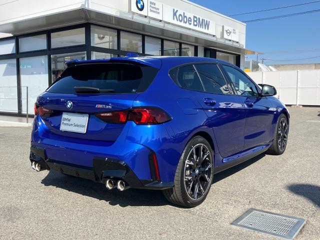 1シリーズ M135 xDrive 弊社元デモカーアルカンタラ/ヴェガンザコンビネーション ハーマンカードンスピーカー 19インチアルミホイール 電動リアゲート Mステッチシートベルト アクティブクルーズコントロール(8枚目)