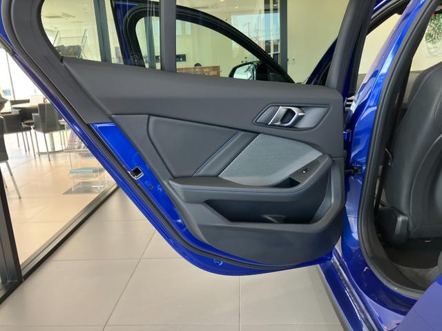 1シリーズ M135 xDrive 弊社元デモカーアルカンタラ/ヴェガンザコンビネーション ハーマンカードンスピーカー 19インチアルミホイール 電動リアゲート Mステッチシートベルト アクティブクルーズコントロール(58枚目)