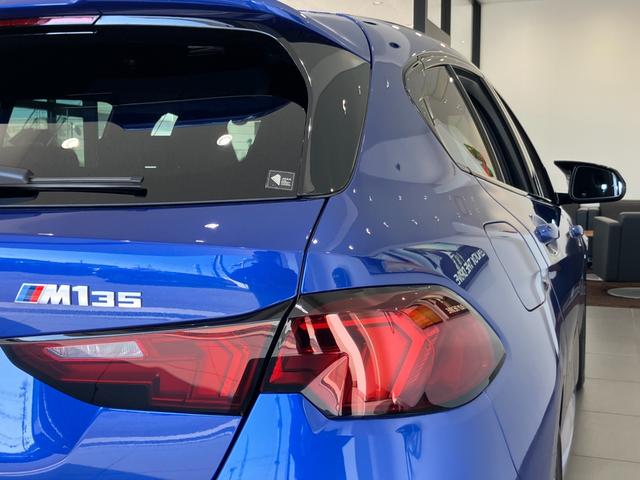 1シリーズ M135 xDrive 弊社元デモカーアルカンタラ/ヴェガンザコンビネーション ハーマンカードンスピーカー 19インチアルミホイール 電動リアゲート Mステッチシートベルト アクティブクルーズコントロール(63枚目)