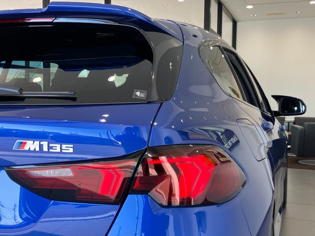 1シリーズ M135 xDrive 弊社元デモカーアルカンタラ/ヴェガンザコンビネーション ハーマンカードンスピーカー 19インチアルミホイール 電動リアゲート Mステッチシートベルト アクティブクルーズコントロール(64枚目)