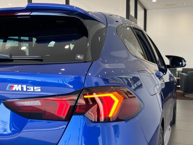 1シリーズ M135 xDrive 弊社元デモカーアルカンタラ/ヴェガンザコンビネーション ハーマンカードンスピーカー 19インチアルミホイール 電動リアゲート Mステッチシートベルト アクティブクルーズコントロール(65枚目)