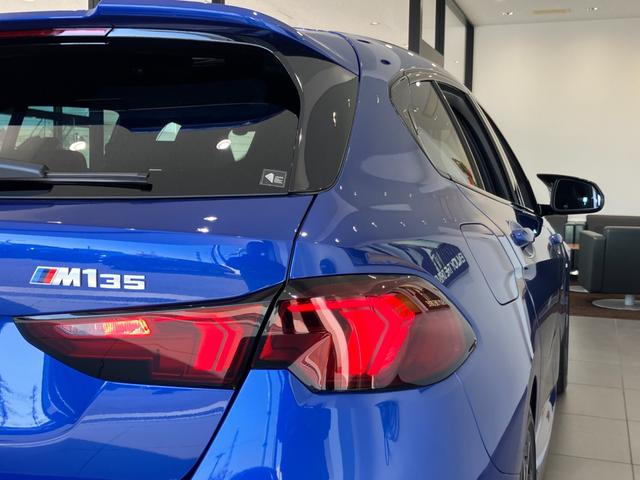 1シリーズ M135 xDrive 弊社元デモカーアルカンタラ/ヴェガンザコンビネーション ハーマンカードンスピーカー 19インチアルミホイール 電動リアゲート Mステッチシートベルト アクティブクルーズコントロール(66枚目)