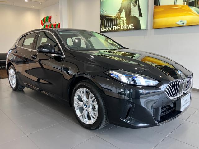 【ＢＭＷの伝統１】ＢＭＷの特徴的な“キドニーグリル”は、８０年以上続く伝統の形でございます。変わらないこだわりのデザインが、プレミアムブランド“ＢＭＷ”を創り出します。