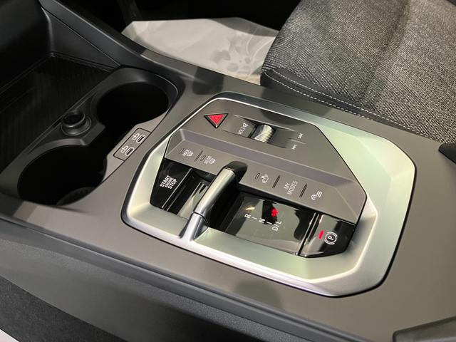【シフト】スポーティーさを極めたなめらかなシフトチェンジが可能で、快適なクルージングからダイナミックな走りまで、さまざまな運転スタイルに適応いたします。