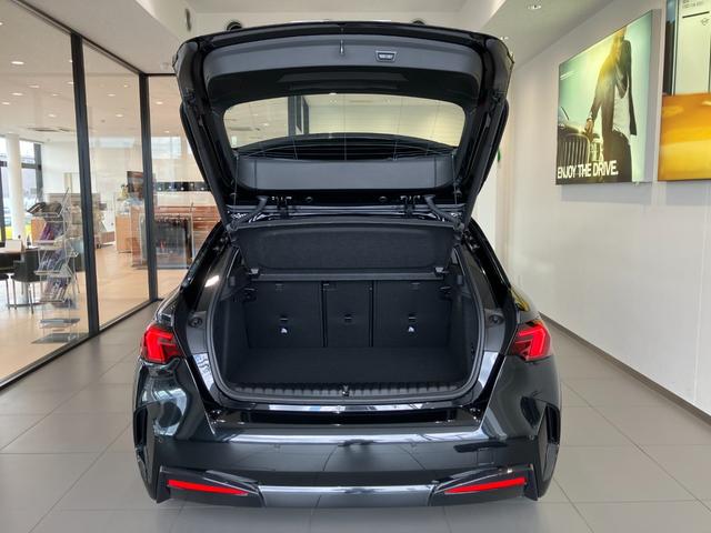 【トランクルーム】全面をファブリック処理し荷物に傷がつくのを防ぎます。ラゲージルーム照明を装着。背もたれをほぼ水平まで倒すことが出来ます。大きな荷物の収納にも便利です。