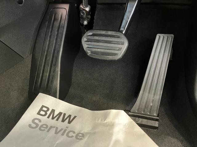 【ペダル】ＢＭＷはオルガン式アクセルペダルを採用しています。踏み込む足とペダルが同じ軌跡を描くため、かかとがずれにくく、アクセルコントロールがよりしやすくなるメリットがあります。