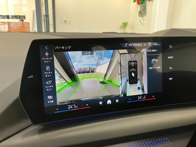 シフトレバー周辺に搭載されたｉＤｒｉｖｅ（ナビのコントローラー）はドライバーの運転姿勢を崩さず、直感的に操作が可能で御座います