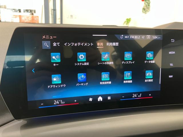 ナビの配置をセンターパネル上部に設置することにより、運転中は道路から目線を出来る限り外すことなく、安全にご覧いただけます。