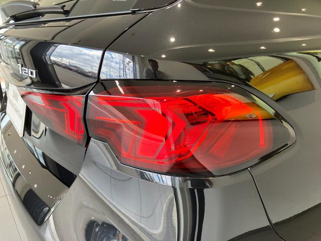 ＢＭＷのテールランプはプレスラインへと続く形状のため、統一感のある綺麗なラインを演出しております。