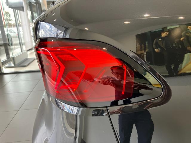 横長にテールライトをデザインすることにより、車両の幅が広く錯覚し、ワイドボディーでスポーティーな印象を与えます。