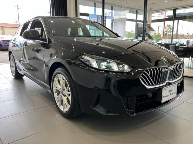 ＢＭＷはダウンフォースにより、車両を安定させるため、車の底は平らな造りとなっております。ＢＭＷの走行性能に対するこだわりはこういったところにも御座います。