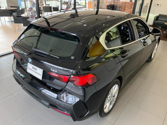 コーナーセンサーが搭載しておりますので、車庫入れの際など、障害物の接近を音で知らせます。