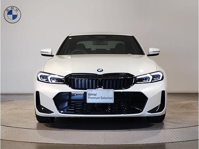 3シリーズ 318i Mスポーツ 弊社デモレンタ ブラックレザーシート 19インチアロイホイール ブラックキドニーグリル シートヒーター アクティブクルーズコントロール ヘッドアップディスプレイ 後退アシスト パーキングアシスト(5枚目)