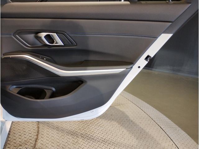 3シリーズ 318i Mスポーツ 弊社デモレンタ ブラックレザーシート 19インチアロイホイール ブラックキドニーグリル シートヒーター アクティブクルーズコントロール ヘッドアップディスプレイ 後退アシスト パーキングアシスト(55枚目)