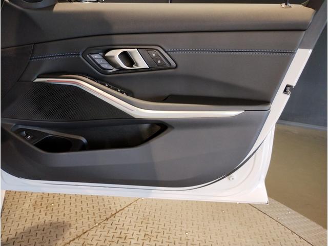 3シリーズ 318i Mスポーツ 弊社デモレンタ ブラックレザーシート 19インチアロイホイール ブラックキドニーグリル シートヒーター アクティブクルーズコントロール ヘッドアップディスプレイ 後退アシスト パーキングアシスト(56枚目)