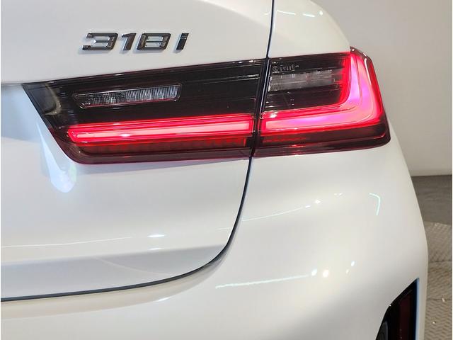 3シリーズ 318i Mスポーツ 弊社デモレンタ ブラックレザーシート 19インチアロイホイール ブラックキドニーグリル シートヒーター アクティブクルーズコントロール ヘッドアップディスプレイ 後退アシスト パーキングアシスト(65枚目)
