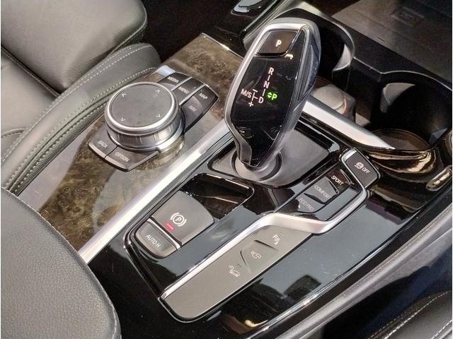 【シフト】スポーティーさを極めたなめらかなシフトチェンジが可能で、快適なクルージングからダイナミックな走りまで、さまざまな運転スタイルに適応いたします。