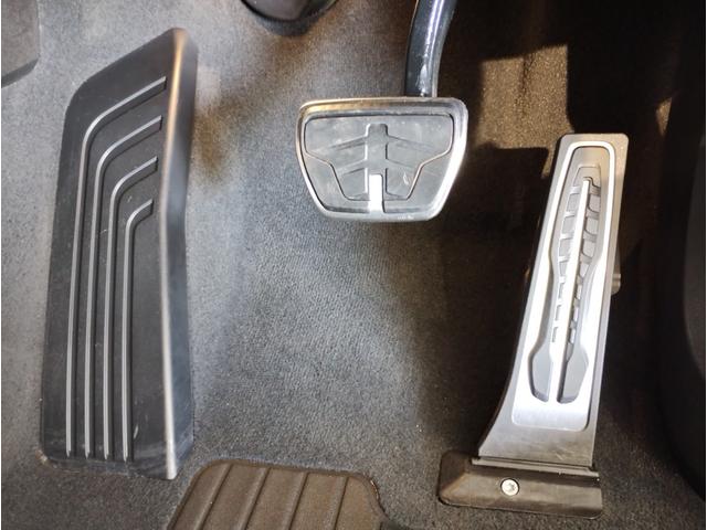 【ペダル】ＢＭＷはオルガン式アクセルペダルを採用しています。踏み込む足とペダルが同じ軌跡を描くため、かかとがずれにくく、アクセルコントロールがよりしやすくなるメリットがあります。