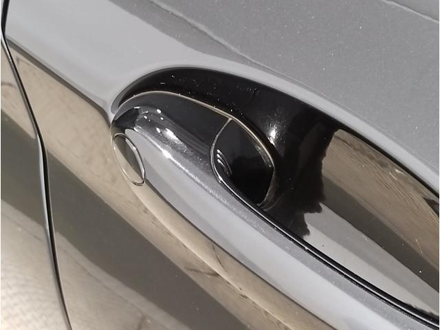 【スマートキー】車両のキーをカバンやポケットに入れたまま、お車の開閉が可能で御座います。お車の前に立ってキーを探す必要が御座いません。