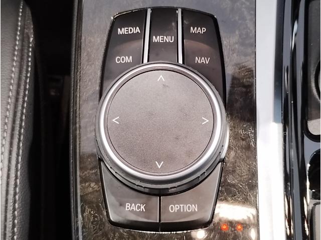 【ｉＤｒｉｖｅコントローラー】手元でナビゲーション操作を可能にすることにより、ドライビングの姿勢を崩したり、目線を大きくそらすことなく安全な運転が可能です。