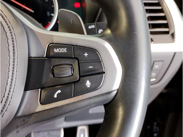 【マルチファンクションステアリング】ステアリング右側のスイッチでは、オーディオのボリュームの調節や、ラジオのチャンネルの変更、電話の受け取りなどを可能にします。運転中に目線を下げずに操作可能です。