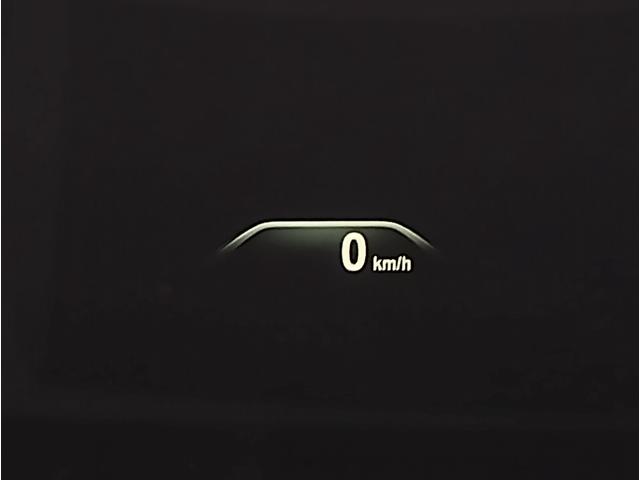 【ヘッドアップディスプレイ】現在の車速表示や目的地へのルート案内やメディア関連のリストを表示する事が可能です。視線移動を減らす事によりドライブに集中して頂けます。