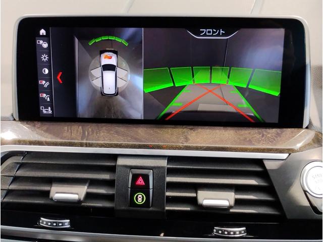 【全周囲カメラ】全周囲カメラ装備車両で御座いますので、狭い駐車スペースでもお車の全体図が確認でき、障害物との接触を未然に防ぐことが可能です。